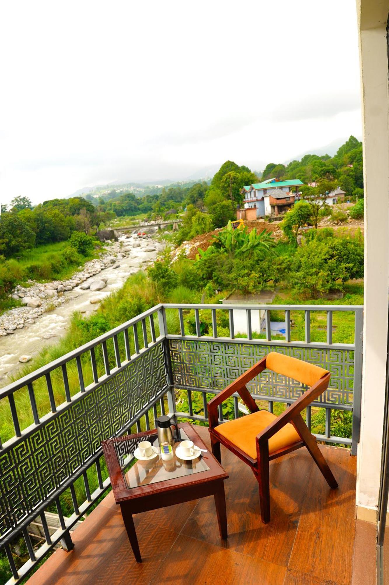 Aachman River And Valley View Resort Dharamshala - A Riverside Resort With Balcony View エクステリア 写真