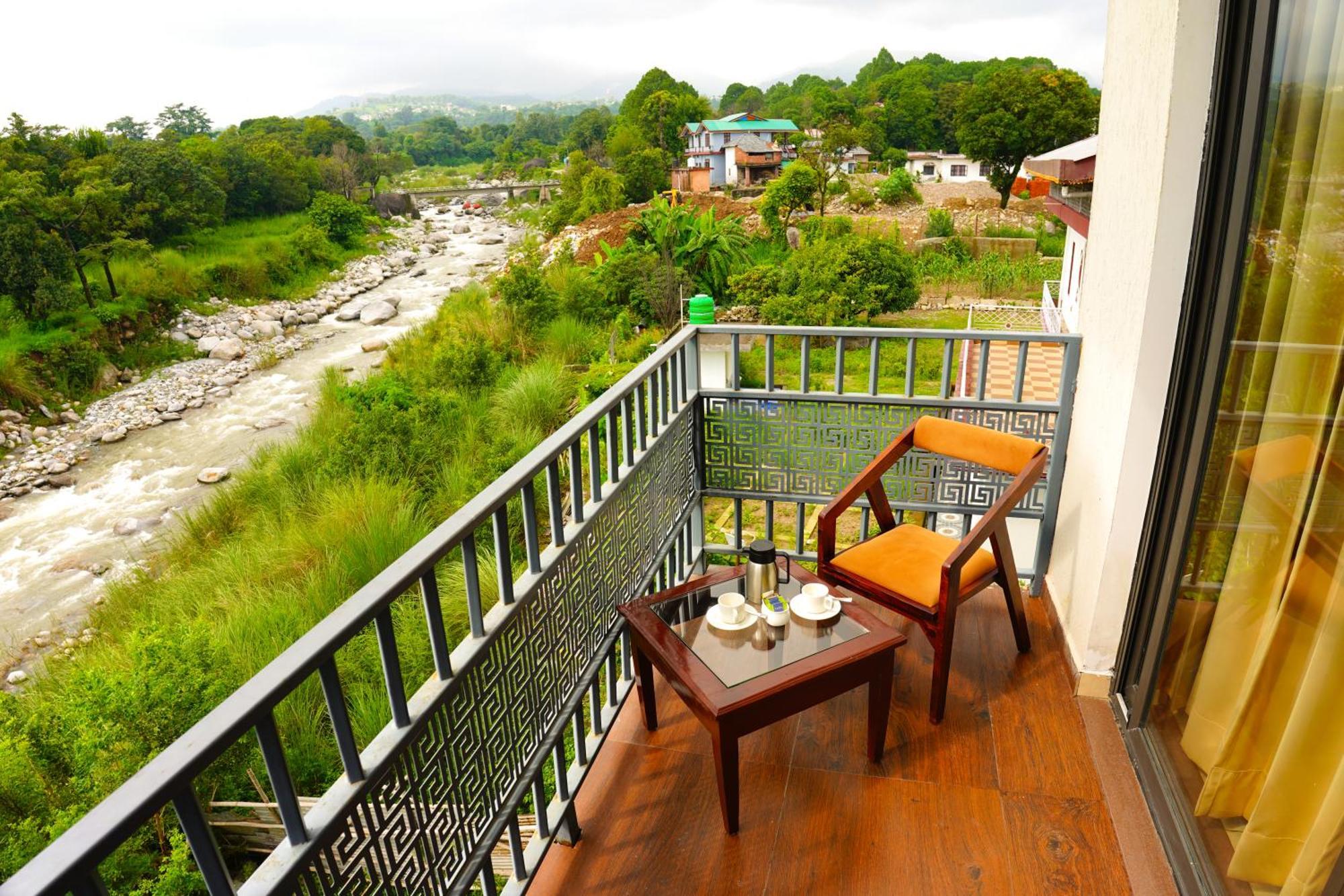 Aachman River And Valley View Resort Dharamshala - A Riverside Resort With Balcony View エクステリア 写真