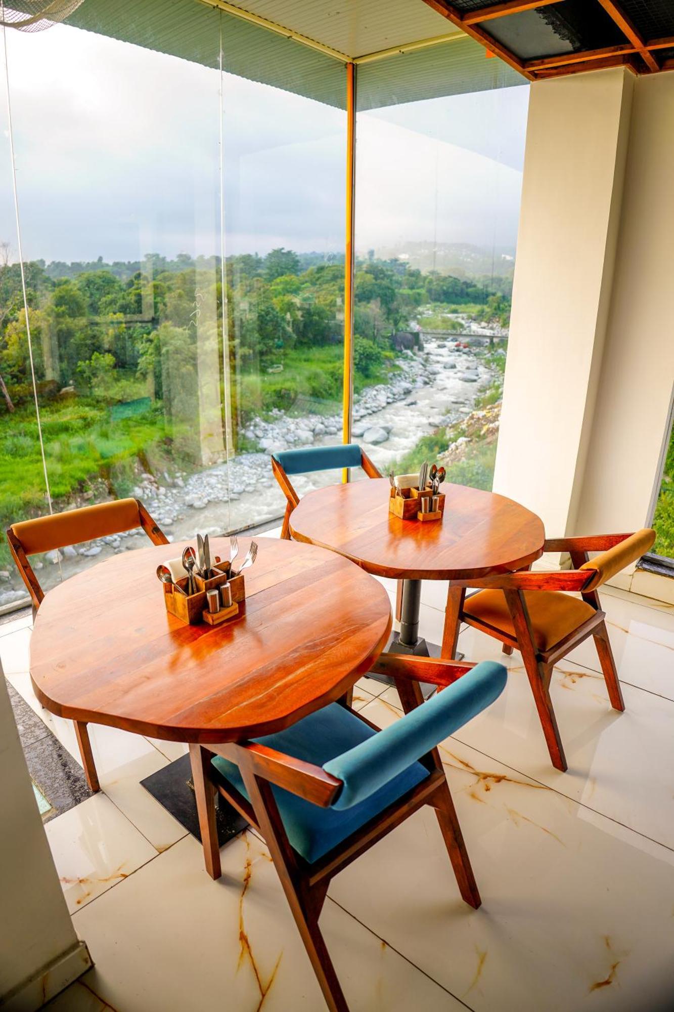 Aachman River And Valley View Resort Dharamshala - A Riverside Resort With Balcony View エクステリア 写真